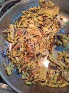 in der Pfanne zerstückeltes Omelette