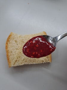 Himbeermarmelade aufs Brot