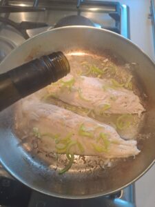 mit Weißwein ablöschen