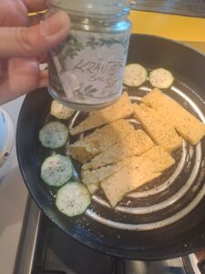 Polenta und Zucchini salzen