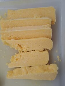 Polenta in Scheiben geschnitten