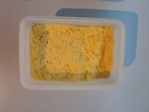 Polenta im Behälter auskühlen lassen
