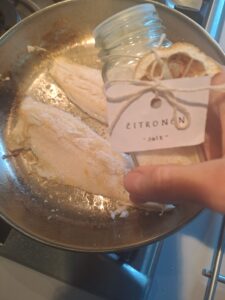 gewendete Fischfilets salzen
