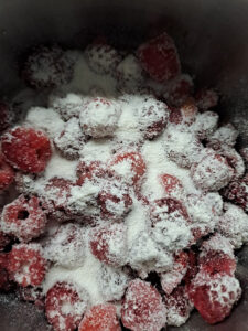 Zucker auf Himbeeren