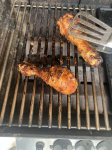 Huhnschenkel vom Grill nehmen