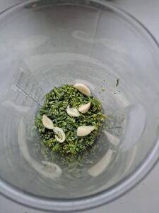 Knoblauch geschnitten dazugeben