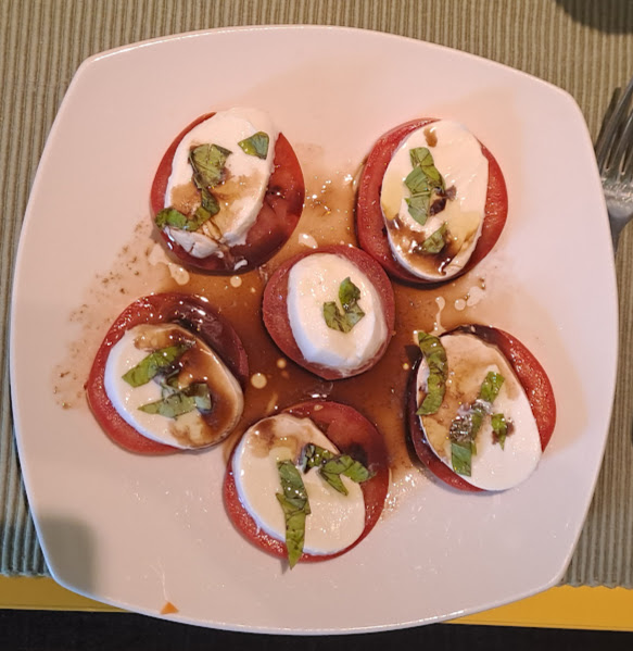 Tomaten mit Mozzarella angerichtet