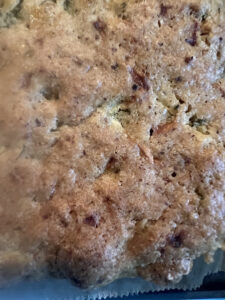 fertig gebackener Zucchiniblechkuchen 