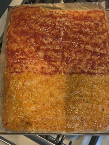 mit Marmelade bestrichener Kuchen