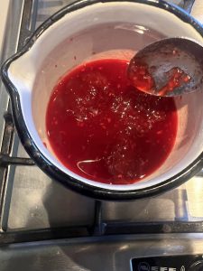 Himbeermarmelade samt Flüssigkeit erwärmen