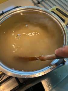 2 l Wasser einrühren und aufkochen