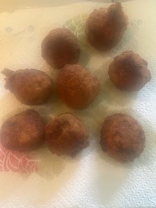 Arancini auf einem Küchenkrepp zum Entfetten