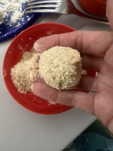 Arancini in Brotbrösel gedreht