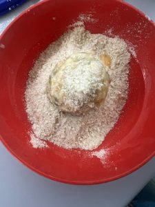 Arancini in Brotbrösel legen