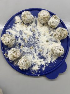 Arancini in Mehl gewälzt