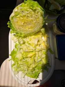 Blattsalat schneiden