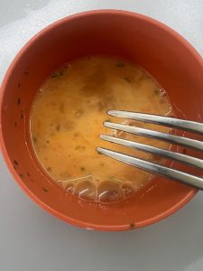 Ei mit etwas Schnittlauch verquirlen