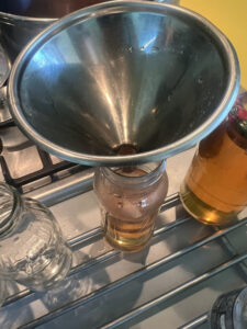 Eisteesirup ins Glas füllen