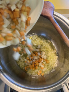 Fenchel, Karotten, Kohlrabi dazugeben