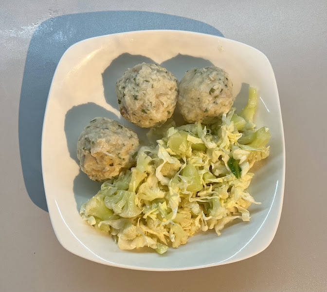 Graukäseknödel angerichtet