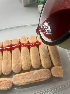 Himbeermarmeladensoße auf die Kekse