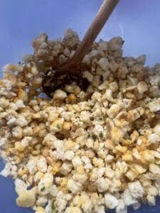 Knödelbrot mit Ei vermischen