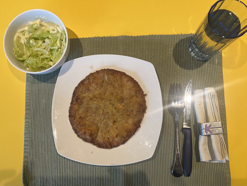 Parasol mit Salat serviert