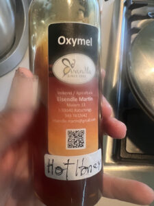 Peperoncinohonig auf das Fleisch