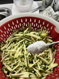 Salz auf Zucchinistifte