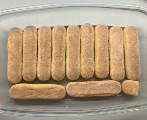 Savojardikekse in Kasserole ausgelegt