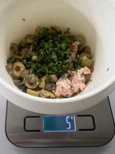 Schnittlauch-Basilikum geschnitten