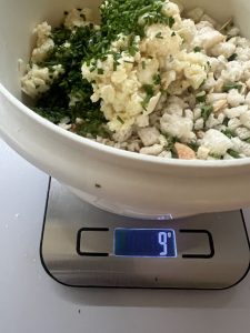 Schnittlauch und etwas Petersilie gehackt