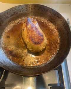 heißes Wasser und Sojasauce aufgießen