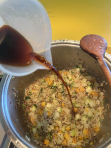 Sojasauce eingießen