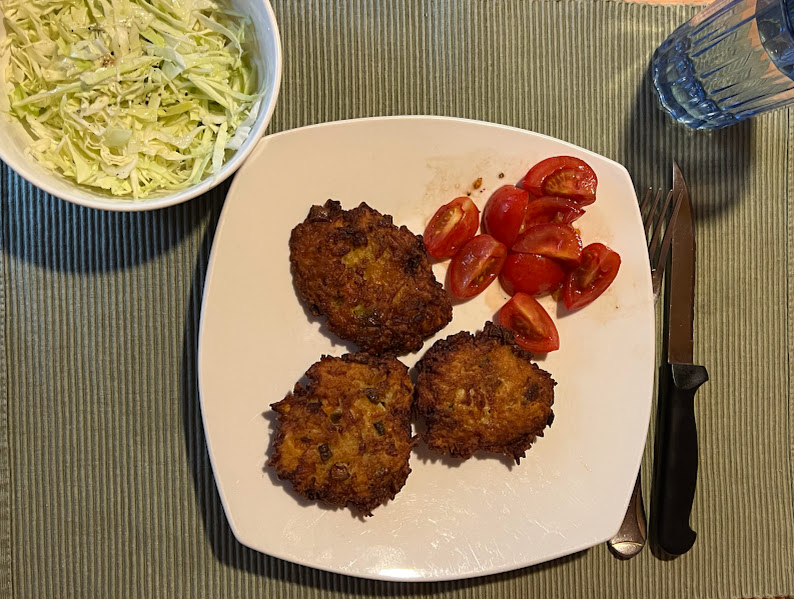 Gemüsereispuffer angerichtet