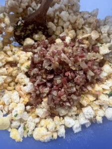 Speck und Zwiebel zum Brot-Ei-Gemisch