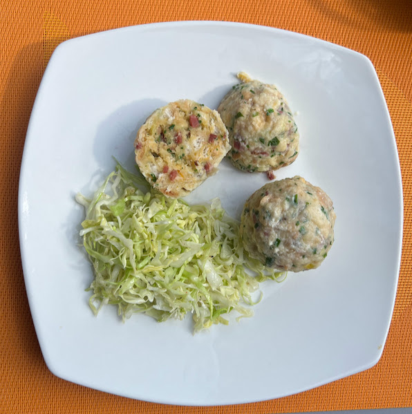Speckknödel angerichtet