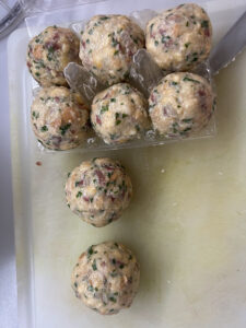 geformte Speckknödel bereit zum Kochen