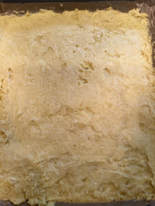 Teig auf Blech verstrichen