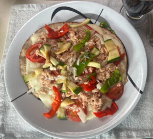 Thunfisch, Gemüsepizza angerichtet