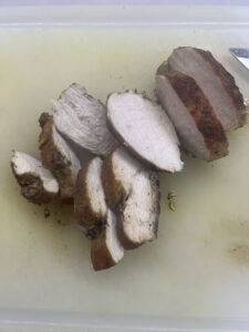 Truthahnfilet in Scheiben schneiden