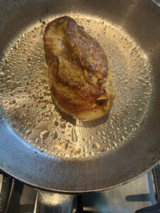 Truthahnbrust in der Pfanne würzen