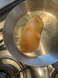 Truthahnbrust in heiße Pfanne