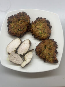 Truthahnbrustscheiben mit Beilage anrichten