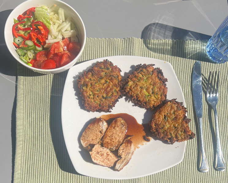 Truthahnbrust mit Rotweinsoße und Beilagen angerichtet