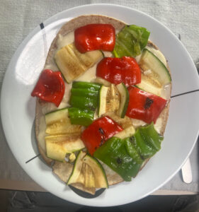 Zucchini, Paprikapizza angerichtet