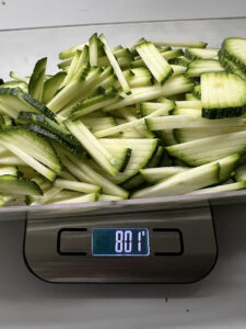 Zucchini in dünne Stifte geschnitten