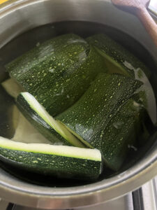 Zucchinischiffchen kurz blanchieren