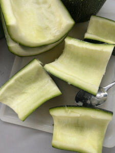 Zucchinischiffchen vorbereiten