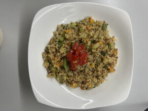 angerichtet mit frischen Tomatenstückchen